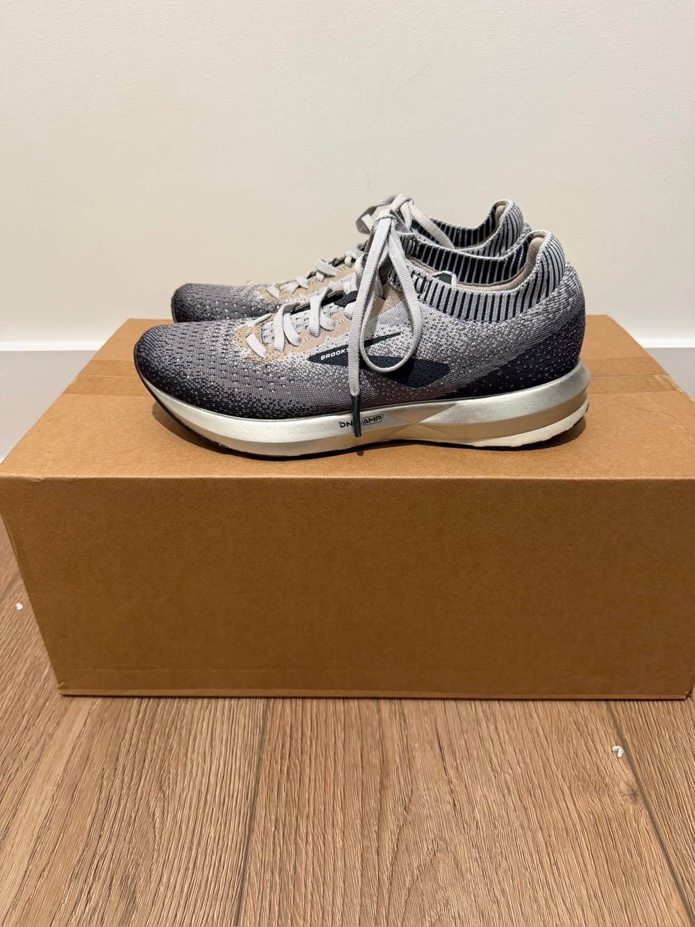 Brooks Levitate 2 Women's Size 7.5 (Medium/Gray Gradient Running shoe